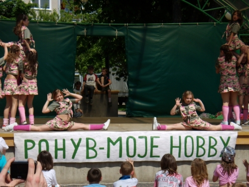 Vojačky a vojak zo skupiny Free -zee