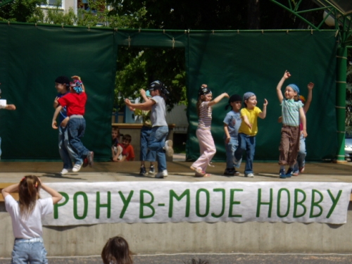 Deti MŠ v choreografii Alibaba