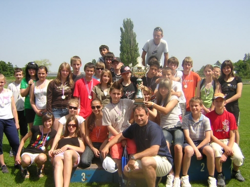 Víťazný tým a tohtoročný držiteľ pohára Podjavorinských ľahkoatletických hier mládeže - ZŠ Brezová pod Bradlom