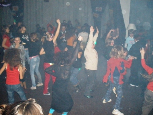 Takto sa deti na halloweenskom programe zabávali až do večerných hodín (kvalita fotky je zhoršená z dôvodu dymu v  miestnosti)