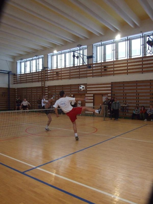 Súboj z finálového zápasu Sevotech – Vilín. Na sieti majster sveta R. Makara a I. Lukáč