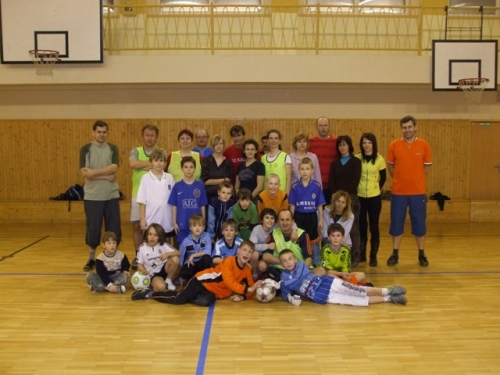 Futbalový zápas rodičia proti deťom