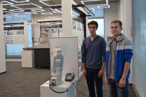 Žiaci SOŠ Stará Turá sa učia programovať roboty ABB
