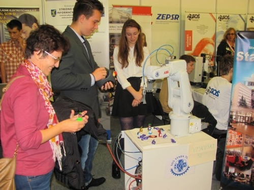 Žiaci SOŠ Stará Turá sa učia programovať roboty ABB