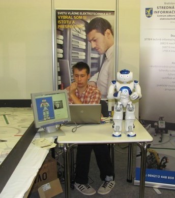 Žiaci SOŠ Stará Turá sa učia programovať roboty ABB
