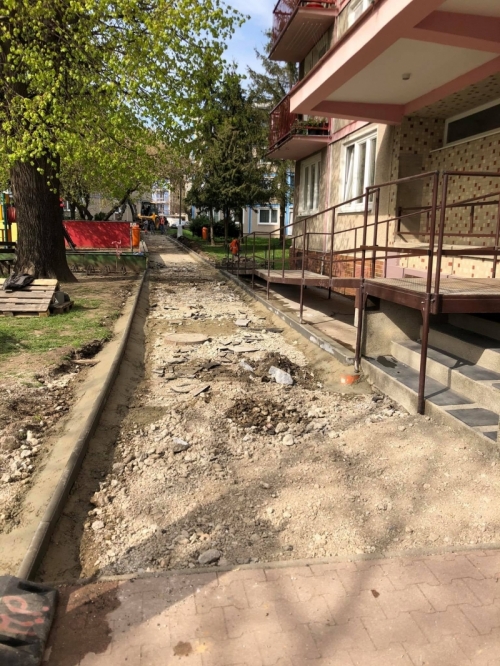 REKONŠTRUKCIA CHODNÍKOV A SPEVNENÝCH PLÔCH V MESTE