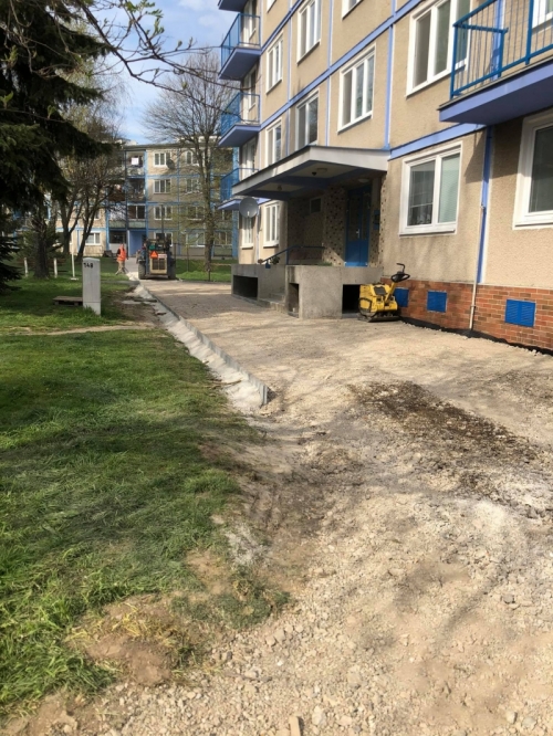 REKONŠTRUKCIA CHODNÍKOV A SPEVNENÝCH PLÔCH V MESTE