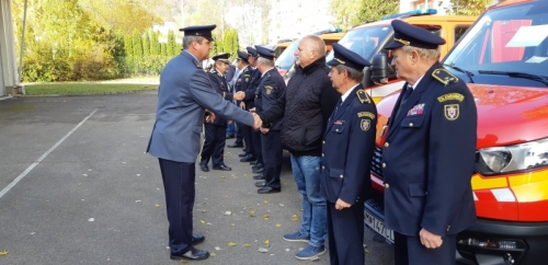 Zástupca mesta Stará Turá preberá vozidlo z rúk riaditeľa odboru riadenia hasičských jednotiek Prezídia HaZZ Jozefa Voľanského