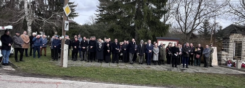 Pietny akt položenia vencov k pomníku padlých a umučených v Cetune