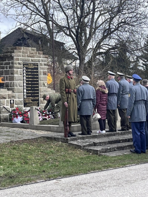 Pietny akt položenia vencov k pomníku padlých a umučených v Cetune