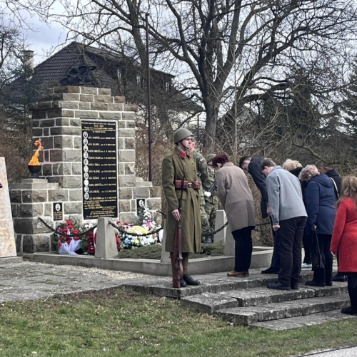 Pietny akt položenia vencov k pomníku padlých a umučených v Cetune