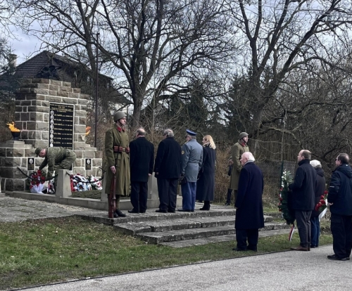 Pietny akt položenia vencov k pomníku padlých a umučených v Cetune