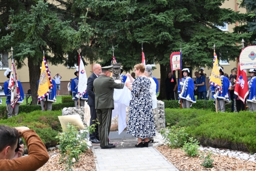 Slávnostné odhalenie pamätníka M. R. Štefánika v Starej Turej