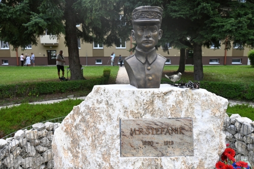 Slávnostné odhalenie pamätníka M. R. Štefánika v Starej Turej
