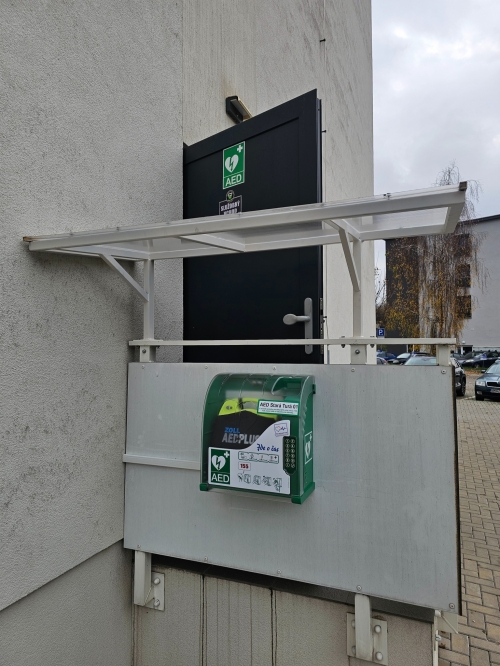 Mesto Stará Turá má verejne prístupný automatický externý defibrilátor (AED)