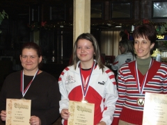 Vľavo E. Furstenová, v strede majsterka kraja L. Hochelová, vpravo E. Bulíková