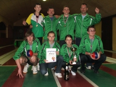 Hore zľava: Karol Tanglmayer, Peter Nemček st. - vedúci družstva, Peter Nemček ml., Ján Hochel - tréner ***  Dole zľava: Andrej Samák, Mária Uková, Nikola Pristachová, Tomáš Janso