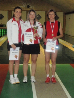 Lenka Hochelová v strede, vlavo Katarína Micanová, vpravo Janka Bošnáková