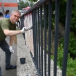 NATRIME TO ZÁBRADLIU PRI POTOKU! – Dobrovoľníci v Starej Turej skrášlili verejný priestor