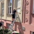Obnovená pamätná tabuľa venovaná umučeným učiteľom